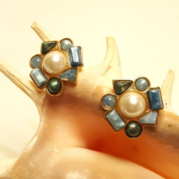 Vintage Avon Clip Back Earrings Gold Blue Rhinestone Pearl Cabochon - Picture 5 of 6